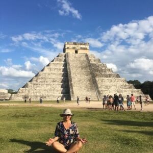 nena-mujer-en-chichen-itza-walla-travel