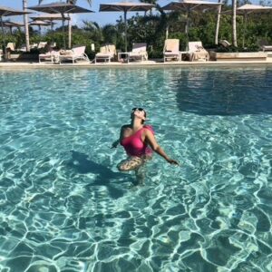 nena-mujer-feliz-en-hotel-rivviera-maya-walla-travel